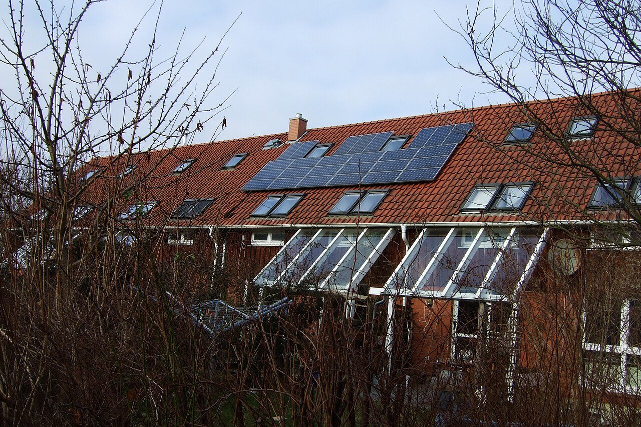 Solcellepaneler på rødt tegltak i Hamburg-Allermöhe
