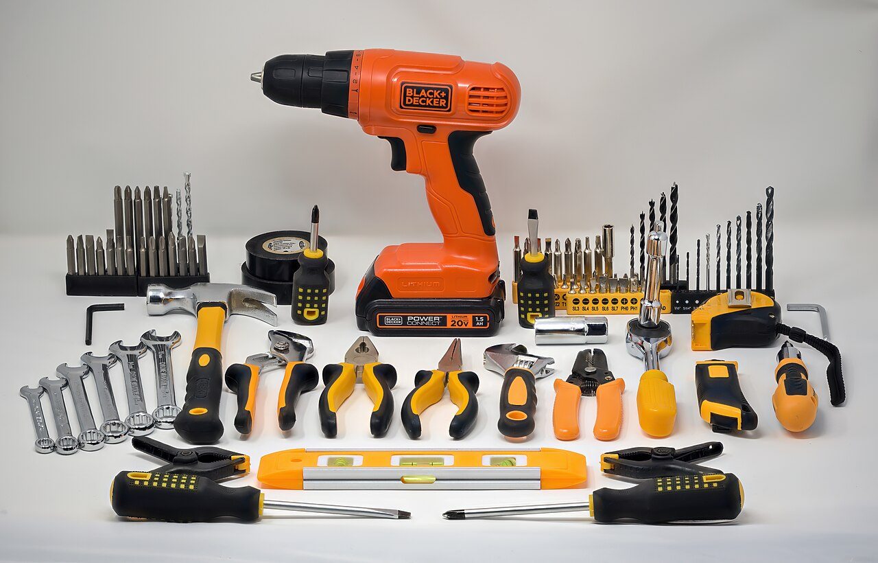 Batteridrill, bits, håndverktøy, målebånd og vater